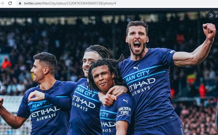 Para pemain Manchester City merayakan gol yang dicetak Nathan Ake ke gawang Leeds United di pekan ke-35 Liga Inggris 2021-2022