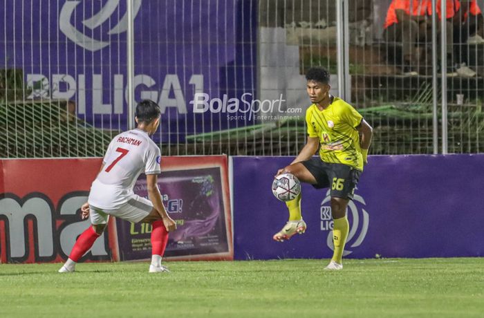 Bek sayap kanan Barito Putera, Bagas Kaffa (kanan), nampak sedang menendang bola Penyerang Barito Putera, Guy Junior, sedang menguasai bola dalam laga pekan ke-21 Liga 1 2021 di Stadion Kompyang Sujana, Bali, 28 Januari 2022.