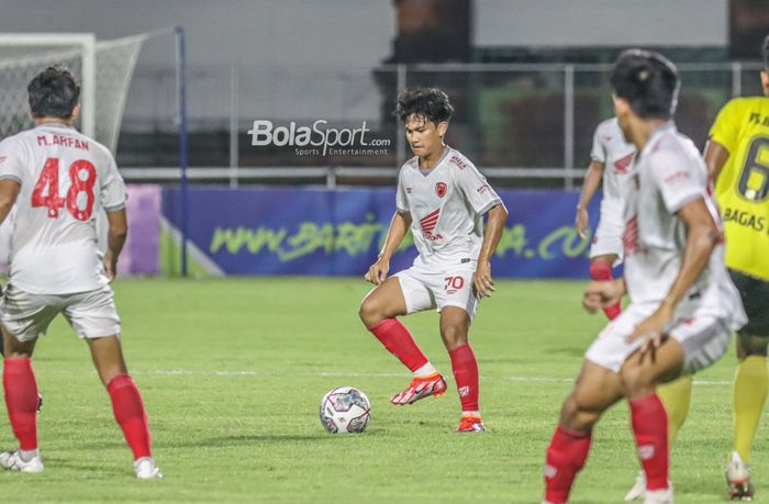 Gelandang PSM Makassar, Rafli Asrul (tengah), sedang menguasai bola dalam laga pekan ke-21 Liga 1 2021 di Stadion Kompyang Sujana, Bali, 28 Januari 2022.