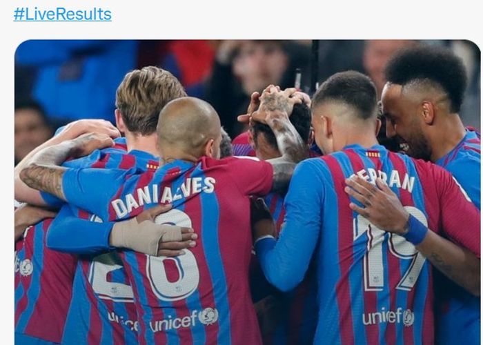Para pemain Barcelona merayakan gol Sergio Busquets, saat Barcelona melawan Mallorca, Senin (2/5/2022).