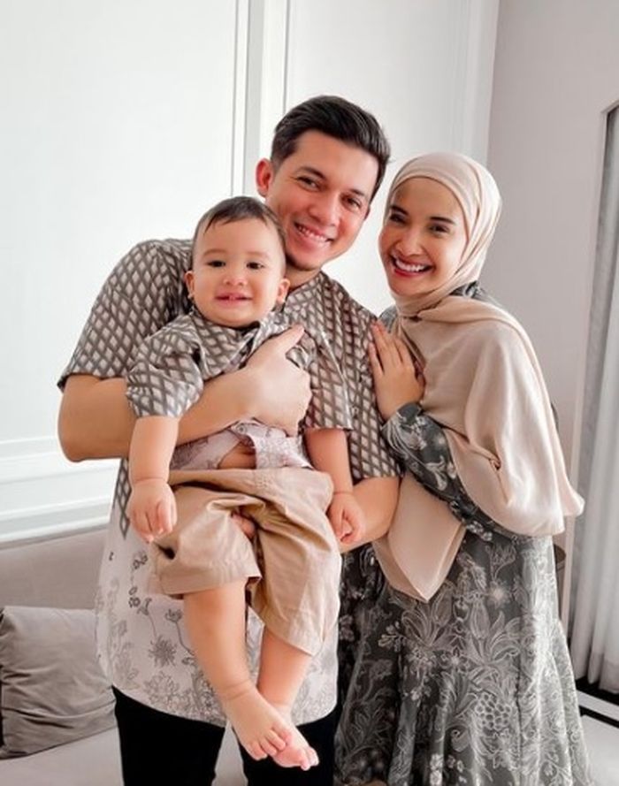 Foto baju keluarga Irwansyah dan Zaskia Sungkar.