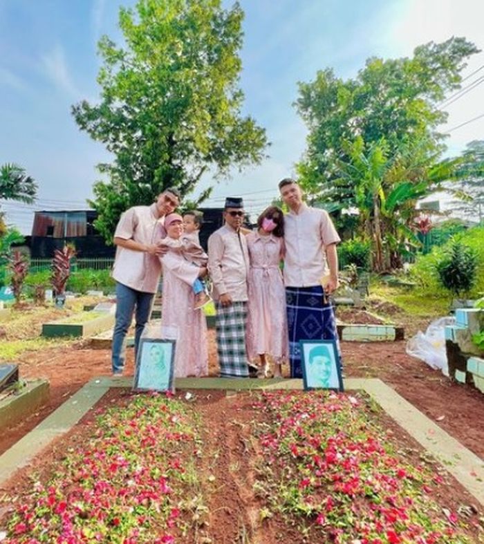 Foto baju lebaran Idul Fitri 2022 keluarga Fuji.