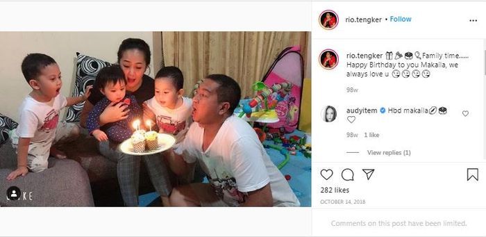Rio Tengker merayakan ulang tahun bersama keluarganya
