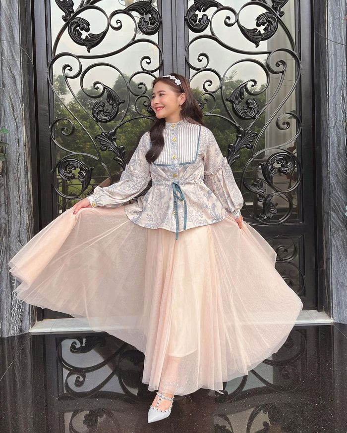 OOTD Prilly Latuconsina saat Lebaran 2022.