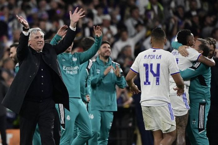 Pelatih Real Madrid, Carlo Ancelotti, merayakan kemenangan timnya dalam laga leg kedua semifinal Liga Champions kontra Manchester City di Stadion Santiago Bernabeu, Rabu (4/5/2022).
