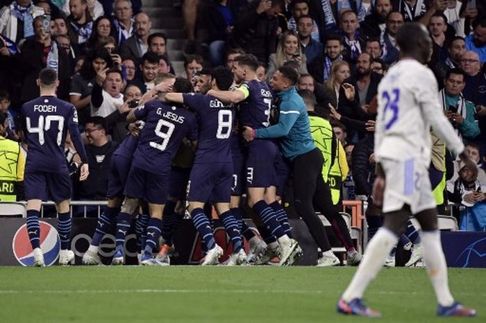 Para pemain Manchester City merayakan gol Riyad Mahrez ke gawang Real Madrid dalam laga leg kedua semifinal Liga Champions di Stadion Santiago Bernabeu, Rabu (4/5/2022).