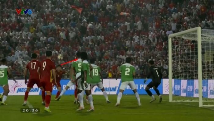 Momen yang menunjukkan Ronaldo Kwateh berdiam diri saat Vietnam mendapat peluang berbahaya (6/5/2022). 