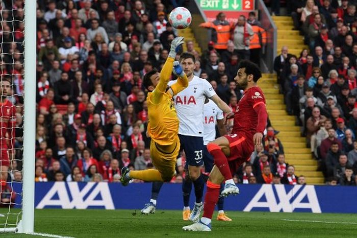 Hugo Lloris mencegah bola disambut Mohamed Salah dalam laga pekan ke-36 Liga Inggris 2021-2022 antara Liverpool dan Spurs di Stadion Anfield pada Sabtu (7/5/2022) waktu setempat atau Minggu pukul 01.45 WIB