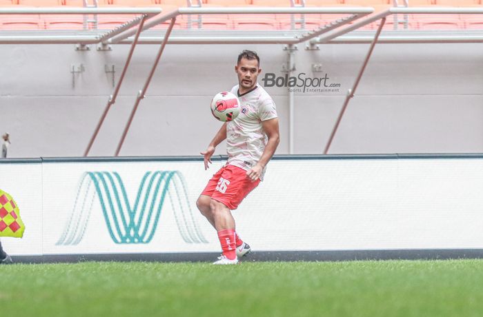 Amunisi Persija Jakarta, Andritany Ardhiyasa, sedang menguasai bola dengan dadanya di Jakarta Internasional Stadium, Jakarta Utara, 7 Mei 2022.