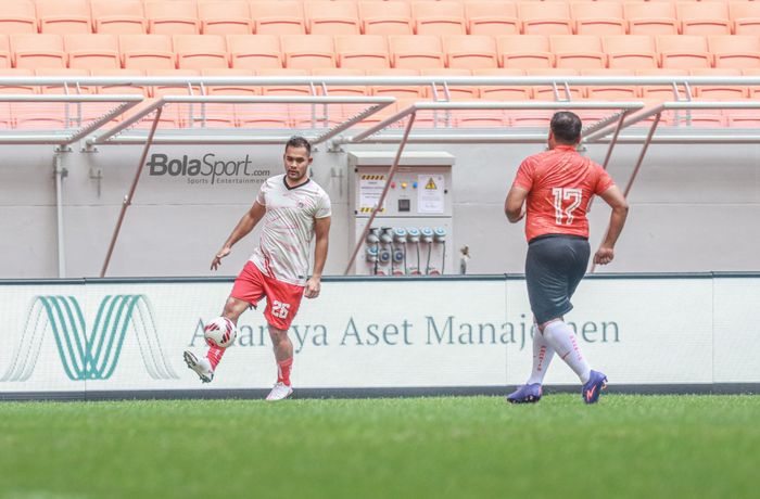 Amunisi Persija Jakarta, Andritany Ardhiyasa (kiri), sedang menguasai bola dengan dadanya di Jakarta Internasional Stadium, Jakarta Utara, 7 Mei 2022.