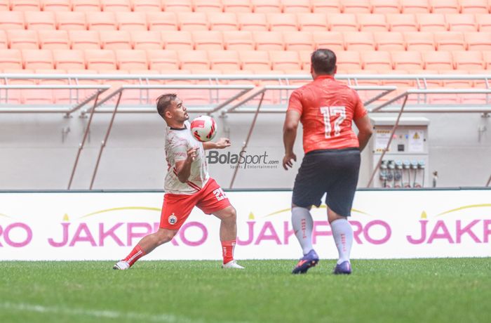 Amunisi Persija Jakarta, Andritany Ardhiyasa (kiri), sedang mengontrol bola dengan dadanya di Jakarta Internasional Stadium, Jakarta Utara, 7 Mei 2022.