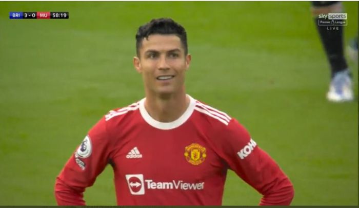 Momen Cristiano Ronaldo tertawa miris setelah Manchester United kebobolan gol Brighton &amp; Hove Albion pada duel Liga Inggris di Amex Stadium (7/5/2022).