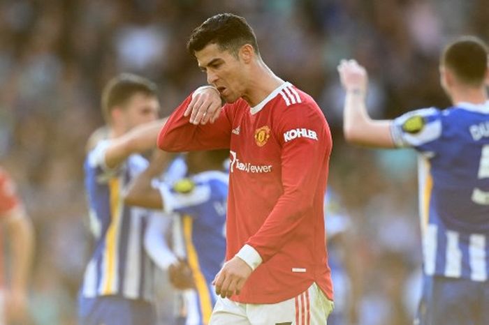 Reaksi Cristiano Ronaldo setelah Manchester United digilas Brighton & Hove Albion pada duel Liga Inggris di AMEX Stadium (7/5/2022).