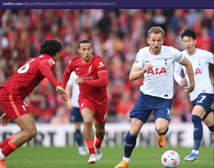Penyerang Tottenham Hotspur, Harry Kane, menguasai bola  dalam laga pekan ke-36 Liga Inggris 2021-2022 melawan Liverpool di Stadion Anfield pada Sabtu (7/5/2022) waktu setempat atau Minggu pukul 01.45 WIB