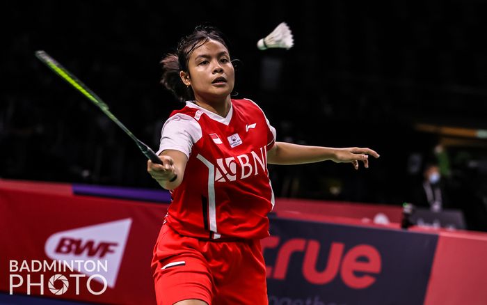 Pemain tunggal putri Indonesia, Komang Ayu Cahya Dewi, saat menghadapi Qi Xue Fei pada partai pertama Indonesia vs Prancis di babak penyisihan Grup A Uber Cup 2022 yang digelar di Impact Arena, Bangkok, Thailand, 8 Mei 2022.