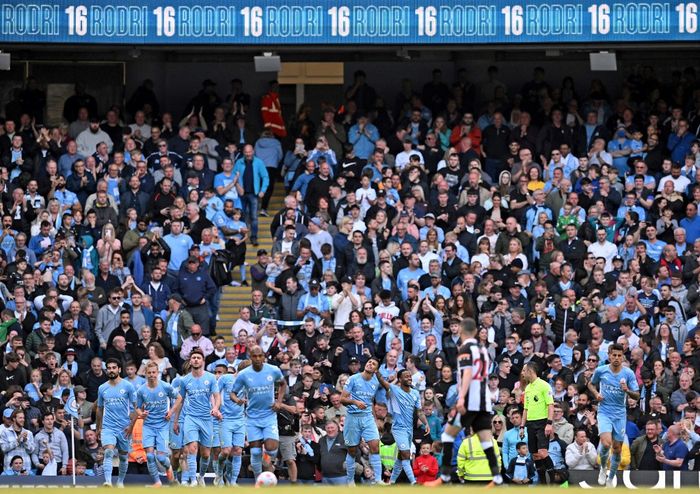 Para pemain Manchester City merayakan gol mereka ke gawang Newcastle United dalam duel Liga Inggris di Etihad Stadium (8/5/2022).