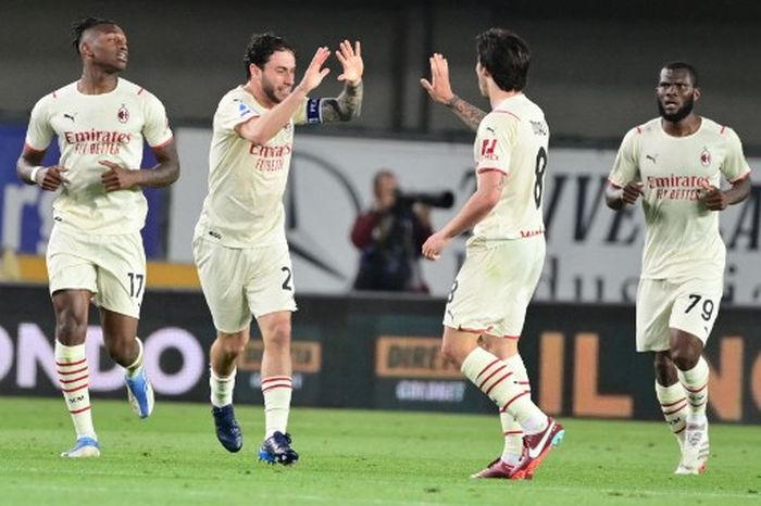 Para pemain AC Milan merayakan gol yang dicetak oleh Sandro Tonali ke gawang Hellas Verona pada pekan ke-36 Liga Italia 2021-2022 di Stadion Marcantonio Bentegodi, Minggu (8/5/2022).