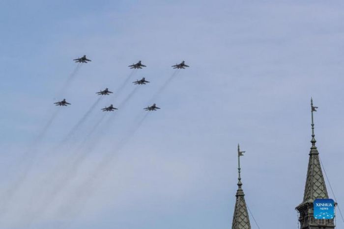 Serangkaian pesawat MiG-29SMT di langit di atas Moskow.