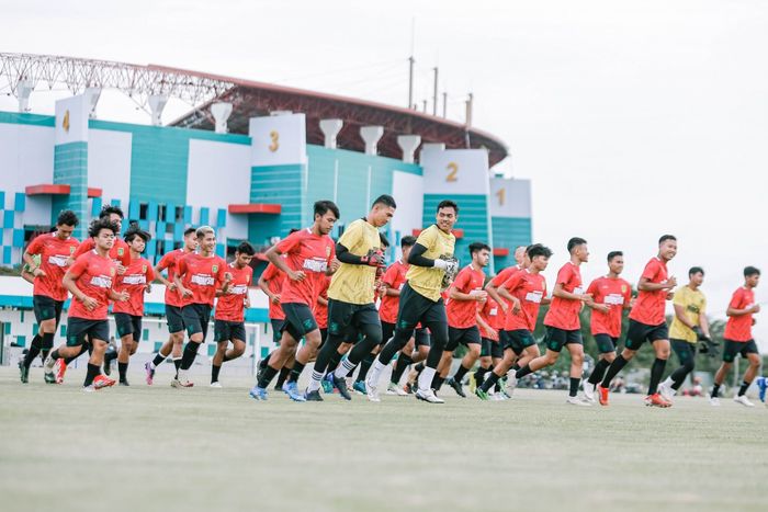 Para pemain Persebaya menggelar latihan perdana di Komplek Stadion Gelora Bung Tomo (GBT), Senin (9/5/2022).