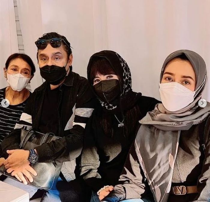 Postingan Nini Carlina