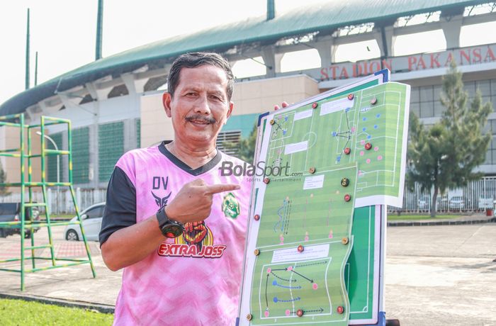 Pelatih Tira Persikabo, Djadjang Nurdjaman, nampak berpose ketika akan menyusun strategi dalam sesi latihan timnya di Lapangan Latih Pakansari, Bogor, Jawa Barat, 10 Mei 2022.