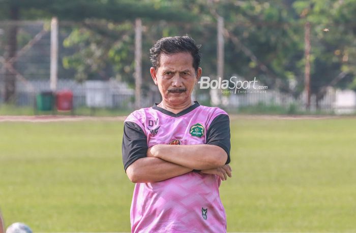 Pelatih Tira Persikabo, Djadjang Nurdjaman, sedang serius mengamati para pemainnya dalam latihan di Lapangan Latih Pakansari, Bogor, Jawa Barat, 10 Mei 2022.