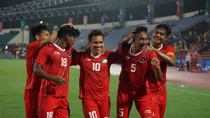 Para pemain timnas U-23 Indonesia merayakan gol ke gawang Timor Leste.