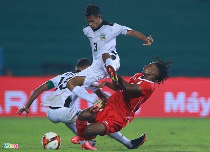 Ronaldo Kwateh saat dilanggar oleh dua pemain Timor Leste.