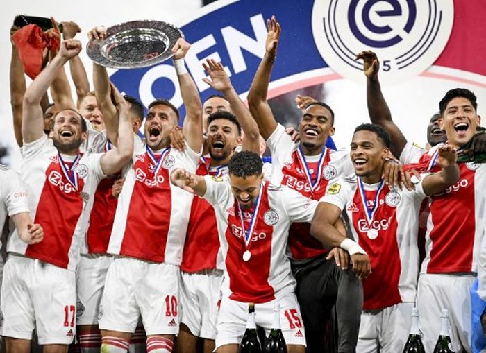 Para pemain Ajax merayakan keberhasilan menjuarai Liga Belanda setelah mengalahkan Heerenveen di Stadion Johan Cruijff Arena, Rabu (11/5/2022).