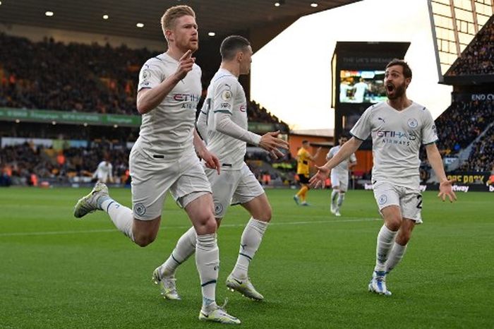 Gelandang Manchester City, Kevin De Bruyne, merayakan gol ke gawang Wolverhampton Wanderers dalam laga Liga Inggris di Stadion Molineux, Rabu (11/5/2022).
