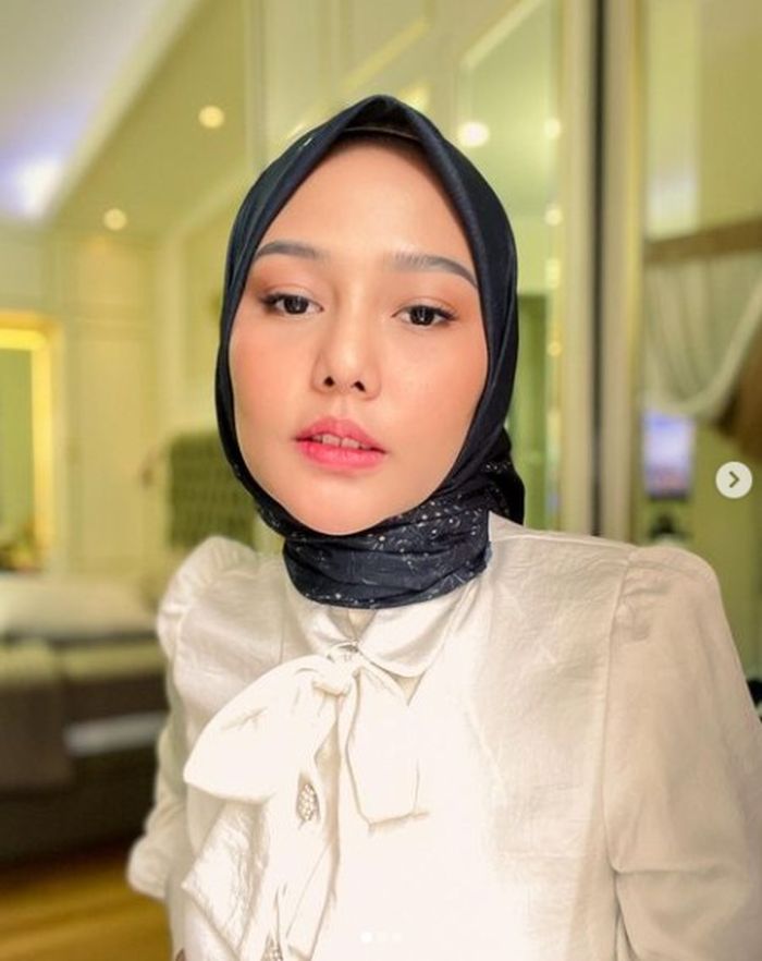  Dara Arafah selfie dengan outfit seperti wanita kantoran.