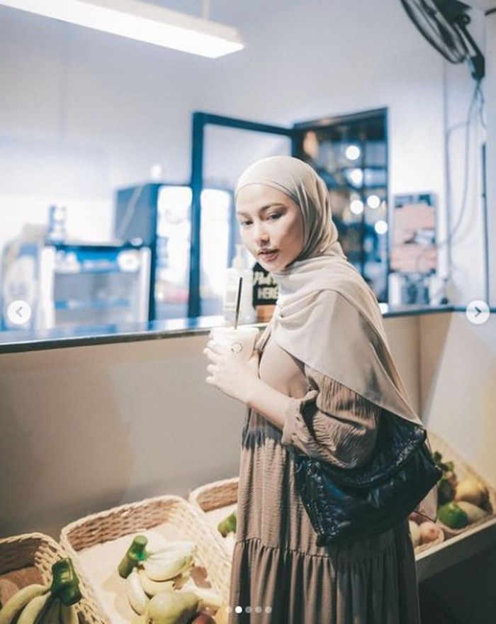  Dara Arafah jalan-jalan santai. 