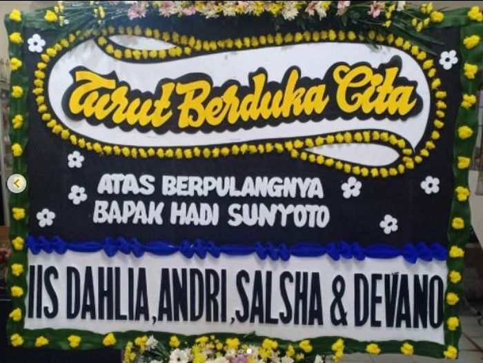 Iis Dahlia sekeluarga mengirim papan bunga atas kepergian Hadi Sunyoto