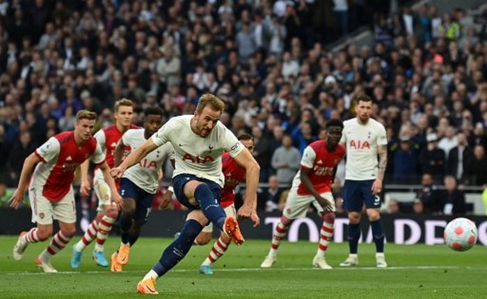 Striker Tottenham Hotspur, Harry Kane, mencetak gol ke gawang Arsenal dalam laga Liga Inggris di Stadion Tottenham Hotspur, Kamis (12/5/2022).