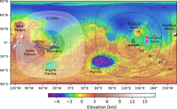 Un mapa en relieve de la superficie marciana que muestra la ubicación de InSight (triángulo naranja), la región donde se encuentra S1000a y el origen de S0976a, dentro de Valles Marineris.