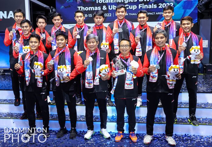 Tim bulu tangkis Indonesia berpose setelah menjadi runner-up pada Thomas Cup 2022 di Impact Arena, Bangkok, Thailand, Minggu (15/5/2022).