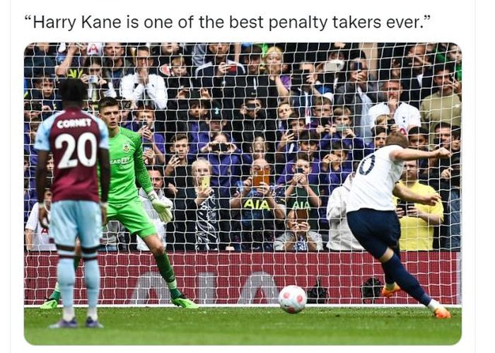 Harry Kane cetak gol tendangan penalti saat Tottenham bertemu Burnley di Liga Inggris (15/5/2022).