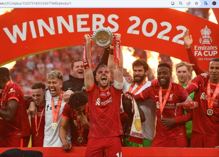 Jordan Henderson memimpin Liverpool meraih trofi Piala FA 2021-2022 usai mengalahkan Chelsea dalam babak final di Stadion Wembley, Sabtu (14/5/2022).