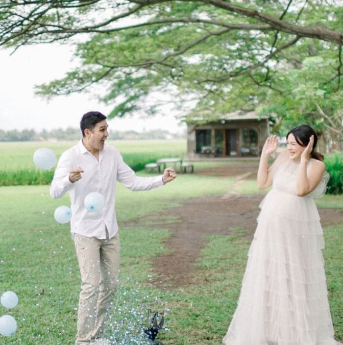 Marcel Chandrawinata kaget bukan kepalang melihat balon yang meletus berwarna biru, menandakan anak pertamanya dan Deasy berjenis kelamin laki-laki
