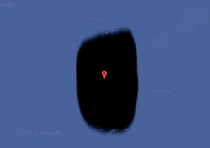 Pulau Jeannette tampak kosong dengan noda hitam di tampilan satelit Google Maps