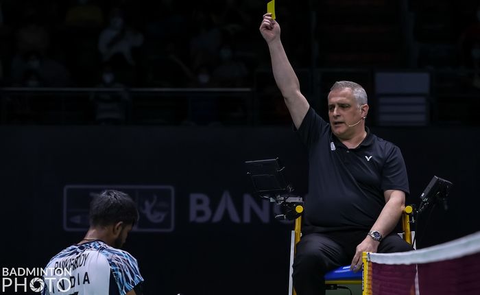 Pemain ganda putra India, Satwiksairaj Rankireddy, menerima kartu kuning karena menunda permainan pada final Thomas Cup 2022 antara Indonesia dan India di Impact Arena, Bangkok, Thailand, 15 Mei 2022.