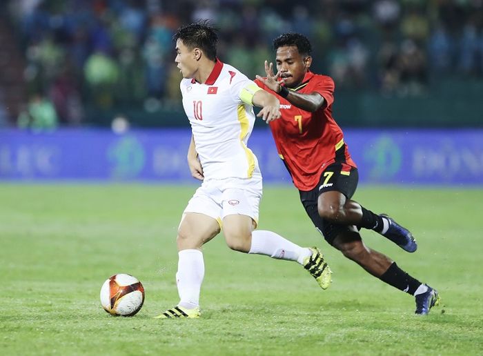 Kapten Timnas U-23 Vietnam, Cong Hoang Anh Ly berduel dengan pemain Timor Leste, Elias Mesquita (merah) pada laga terakhir Grup A SEA Games 2021