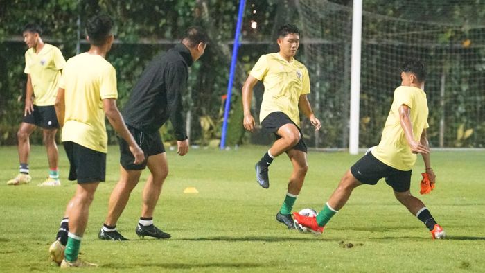 Timnas U-19 Indonesia sudah mulai melakukan latihan di Lapangan A, kompleks Stadion Utama Gelora Bung Karno, Senayan, Jakarta, Minggu (15/5) jelang tampil di kompetisi Toulon Cup 2022.