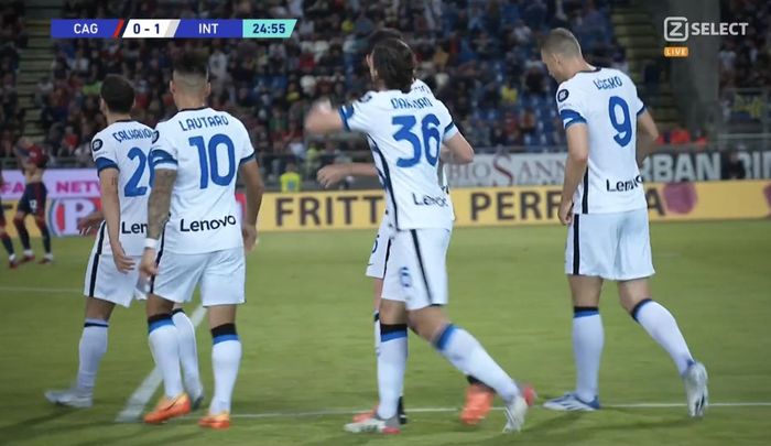 Para pemain Inter Milan merayakan gol yang dicetak Matteo Darmian ke gawang Cagliari pada pekan ke-37 Liga Italia 2021-2022 di Stadion Unipol Domus, Minggu (15/5/2022).