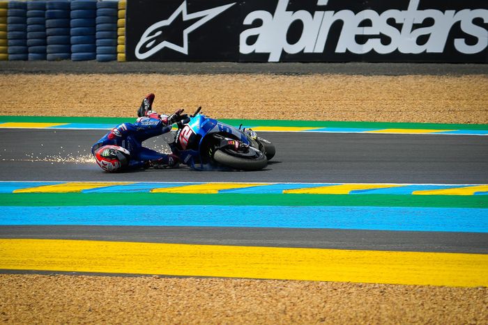Pembalap Suzuki Ecstar, Alex Rins saat mengalami kecelakaan pada balapan MotoGP Prancis 2022, Minggu (15/5/2022)