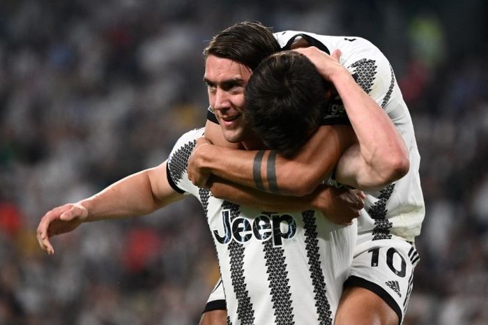 Sriker Juventus, Dusan Vlahovic, merayakan golnya ke gawang Lazio dalam partai Liga Italia, Senin (16/5/2022).