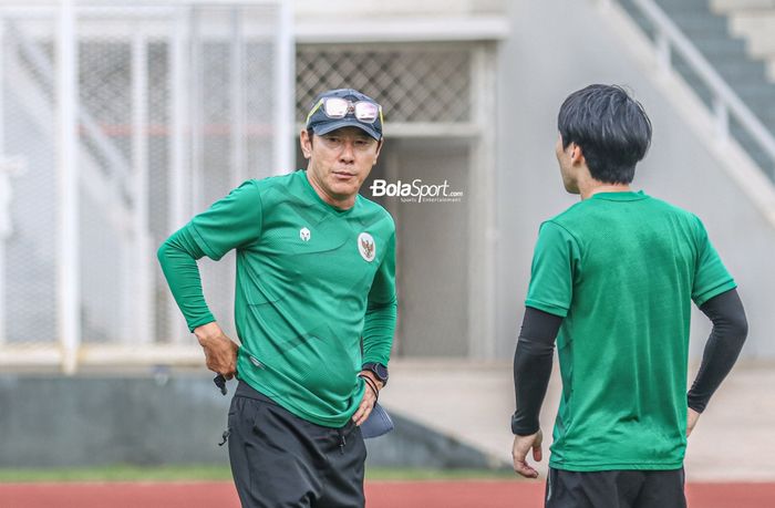 Pelatih timnas Indonesia, Shin Tae-yong (kiri), saat memimpin latihan anak asuhnya di Stadion Madya, Senayan, Jakarta, 2 Maret 2022.