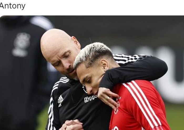 Erik ten Hag dan Antony berbincang dalam sesi latihan Ajax.