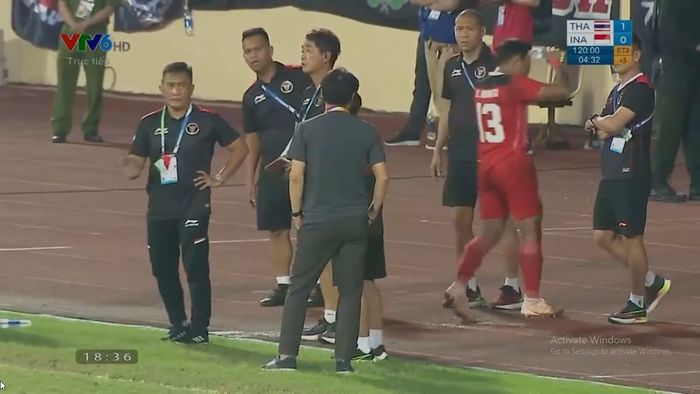 Shin Tae-yong menatap tajam Rachmat Irianto usai diusir wasit pada laga timnas Indonesia U-23 vs Thailand (19/5/2022).