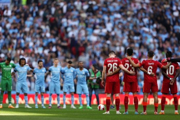 Para pemain Manchester City dan Liverpool berbaris jelang kick-off semifinal Piala FA di Wembley, London (16/4/2022).